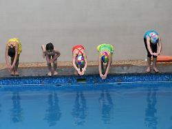 "Momente des Glücks": Kinder in Gaza lernen schwimmen und viel mehr