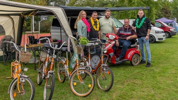Bulli-Festival in Wesel startet: Camper richten sich ein und trotzen dem Regen