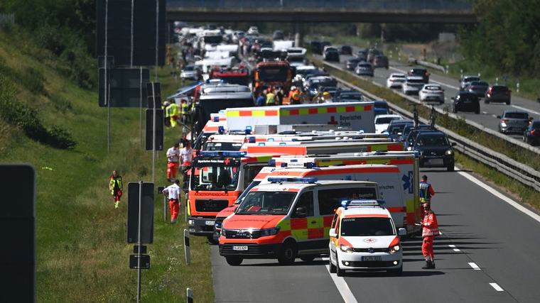 Autofahrer übersieht Stauende: 20 Verletzte auf der A3