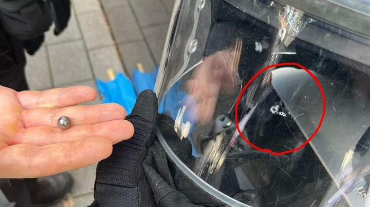 Mit Stahlkugeln beschossen