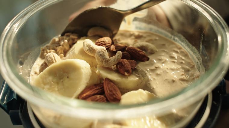 Overnight Oats oder Porridge – was ist besser? Expertin räumt mit Frühstücksfehler auf